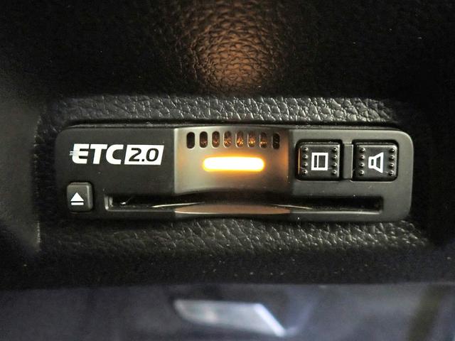 ヴェゼル ｅ：ＨＥＶＰＬａＹ　ギャザズ９インチナビ　フルセグＴＶ　ブルートゥース　全方位カメラ　ＥＴＣ２．０　ＬＥＤオートライト　ワンオーナー　禁煙車　パーキングセンサー　シート＆ステアリングヒーター　ワイヤレス充電　サンルーフ（11枚目）