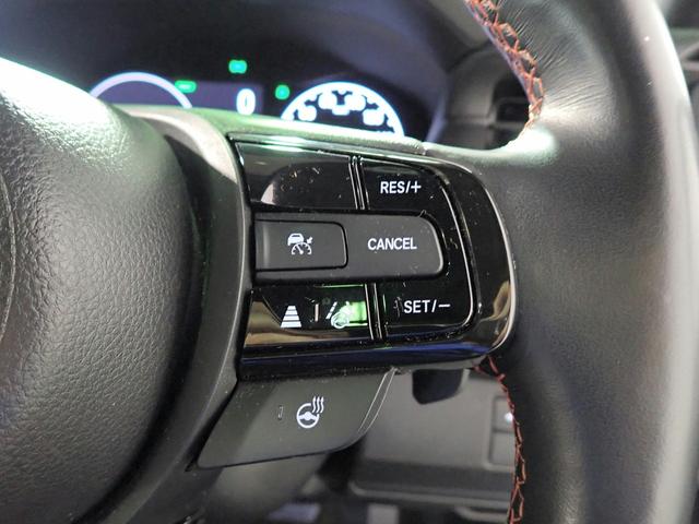 ヴェゼル ｅ：ＨＥＶＰＬａＹ　ギャザズ９インチナビ　フルセグＴＶ　ブルートゥース　全方位カメラ　ＥＴＣ２．０　ＬＥＤオートライト　ワンオーナー　禁煙車　パーキングセンサー　シート＆ステアリングヒーター　ワイヤレス充電　サンルーフ（13枚目）