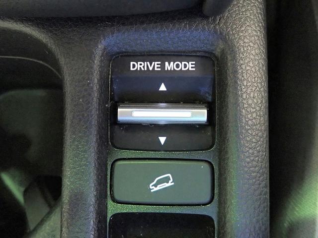 ヴェゼル ｅ：ＨＥＶＰＬａＹ　ギャザズ９インチナビ　フルセグＴＶ　ブルートゥース　全方位カメラ　ＥＴＣ２．０　ＬＥＤオートライト　ワンオーナー　禁煙車　パーキングセンサー　シート＆ステアリングヒーター　ワイヤレス充電　サンルーフ（16枚目）