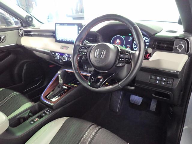 ヴェゼル ｅ：ＨＥＶＰＬａＹ　ギャザズ９インチナビ　フルセグＴＶ　ブルートゥース　全方位カメラ　ＥＴＣ２．０　ＬＥＤオートライト　ワンオーナー　禁煙車　パーキングセンサー　シート＆ステアリングヒーター　ワイヤレス充電　サンルーフ（23枚目）