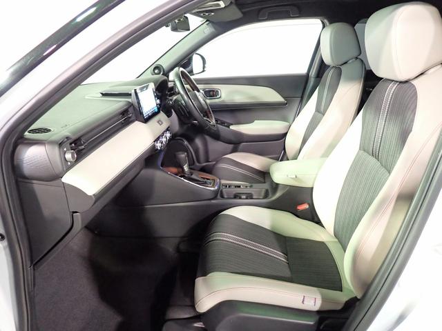 ヴェゼル ｅ：ＨＥＶＰＬａＹ　ギャザズ９インチナビ　フルセグＴＶ　ブルートゥース　全方位カメラ　ＥＴＣ２．０　ＬＥＤオートライト　ワンオーナー　禁煙車　パーキングセンサー　シート＆ステアリングヒーター　ワイヤレス充電　サンルーフ（26枚目）