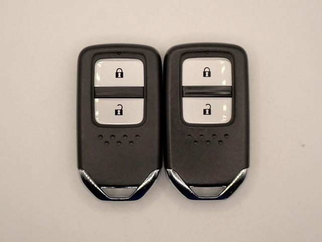 フィット ｅ：ＨＥＶクロスター　ギャザズ８インチＳＤナビ　フルセグＶ　ブルートゥース　バックカメラ　ＥＴＣ車載器　ＬＥＤオートライト　オートハイビーム　ワンオーナー　禁煙車　ドラレコ前後　パーキングセンサー　レーダークルーズＣ（10枚目）