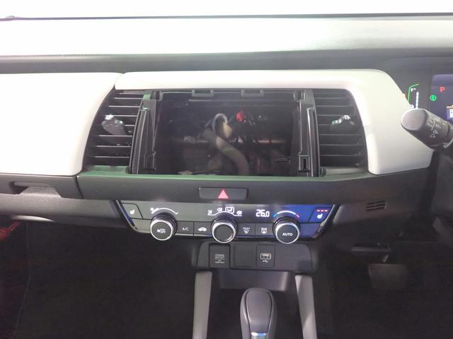 フィット ｅ：ＨＥＶホーム　オーディオレス　バックカメラ　ホンダセンシング　レーダークルーズＣ　ＬＥＤオートライト　オートハイビーム　ワンオーナー　禁煙車　パーキングセンサー　ハーブレザーシート　シートヒーター　ホンダセンシング（8枚目）