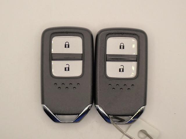 フィット ｅ：ＨＥＶホーム　オーディオレス　バックカメラ　ホンダセンシング　レーダークルーズＣ　ＬＥＤオートライト　オートハイビーム　ワンオーナー　禁煙車　パーキングセンサー　ハーブレザーシート　シートヒーター　ホンダセンシング（9枚目）