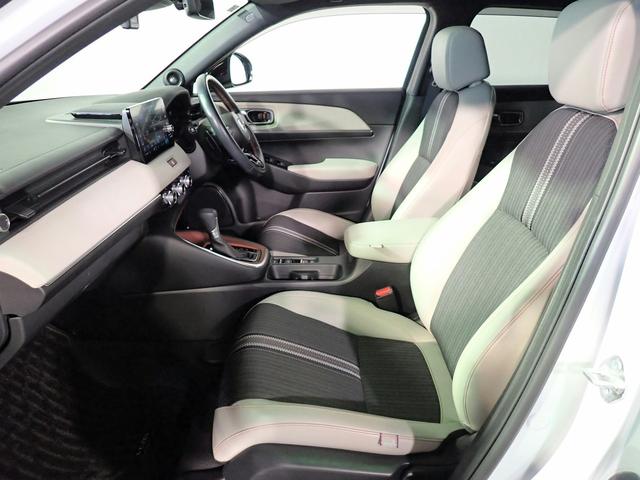 ヴェゼル ｅ：ＨＥＶＰＬａＹ　ホンダコネクト９インチナビ　ブルートゥース　全方位カメラ　ＥＴＣ２．０　ＬＥＤオートライト　ワンオーナー　禁煙車　シートヒーター　ワイヤレス充電　パノラマルーフ　ＢＳＩ　Ｐテールゲート　ドラレコ前後（25枚目）