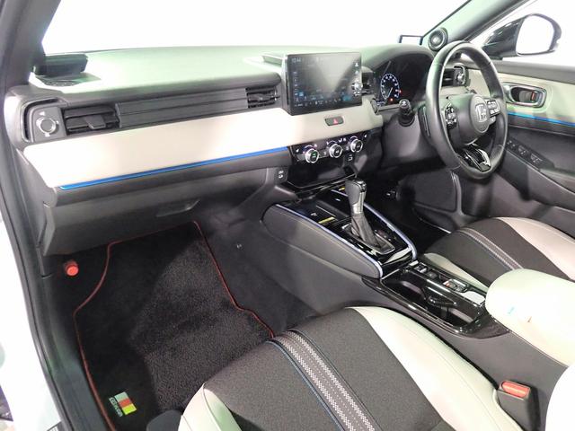 ヴェゼル ｅ：ＨＥＶＺ・ＰＬａＹパッケージ　ホンダコネクト９インチナビ　フルセグＴＶ　ブルートゥース　全方位Ｍ　ＥＴＣ２．０　ＬＥＤオートライト　ワンオーナー　禁煙車　Ｐセンサー　シートヒーター　４ＷＤ　デジタルインナーミラー　無限フルエアロ（24枚目）