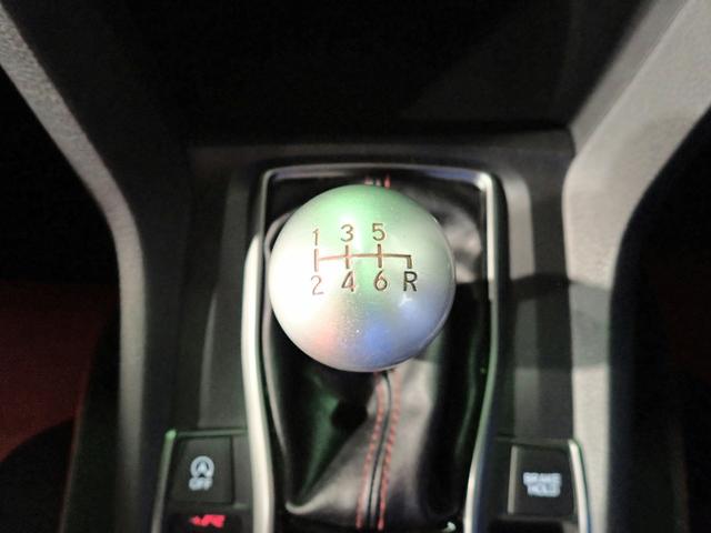 シビック タイプＲ　６速マニュアル　ギャザズメモリーナビ　フルセグＴＶ　ブルトュース　バックカメラ　ＥＴＣ車載器　ＬＥＤオートライト　クルーズコントロール　禁煙車　ドラレコ前後　スマートキー　ターボ　純正２０ＡＷ（22枚目）