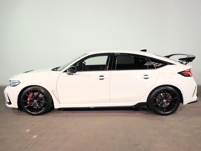 シビック タイプＲ　６速マニュアル　純正９インチコネクトナビ　フルセグＴＶ　ブルートゥース　バックカメラ　ＥＴＣ２．０　ＬＥＤオートライト　ワンオーナー　禁煙車　Ｐセンサー　ターボ　ワイヤレス充電　ホンダセンシング（33枚目）