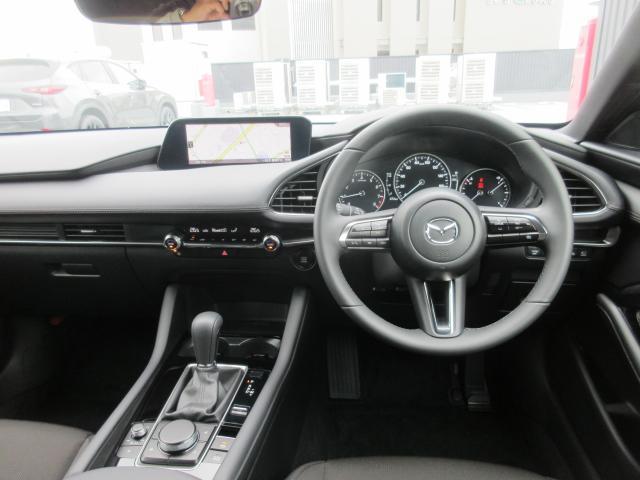 MAZDA3ファストバック 15C iセレクション 衝突被害軽減システム アダプティブクルーズコントロール 全周囲カメラ オートマチックハイビーム ナビ バックカメラ オートライト LEDヘッドランプ Bluetooth 展示・試乗車(5枚目)
