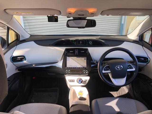 プリウス Ａ　純正９インチＳＤナビ　フルセグＴＶ　バックガイドモニター　ビルトインＥＴＣ　ステアリングリモコン　前後ドラレコ　クルコン　スマートキー２個　ＨＵＤ　ＢＳＭ　ＬＤＡ　プリクラッシュセーフティ　Ｐアシスト（9枚目）