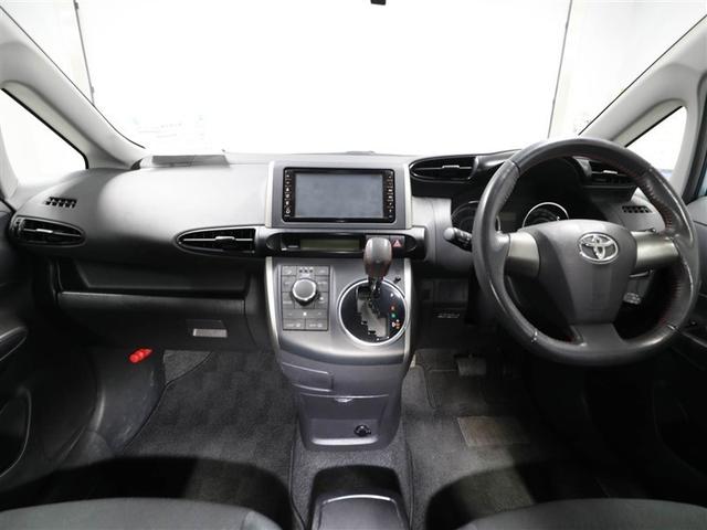 しっかりまとまった感のあるインパネ。各操作スイッチなども使いやすい位置に配置されていますよ。