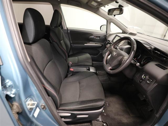 ゆったり室内で運転もしやすいです♪使い勝手の良い配置も考えられています！！