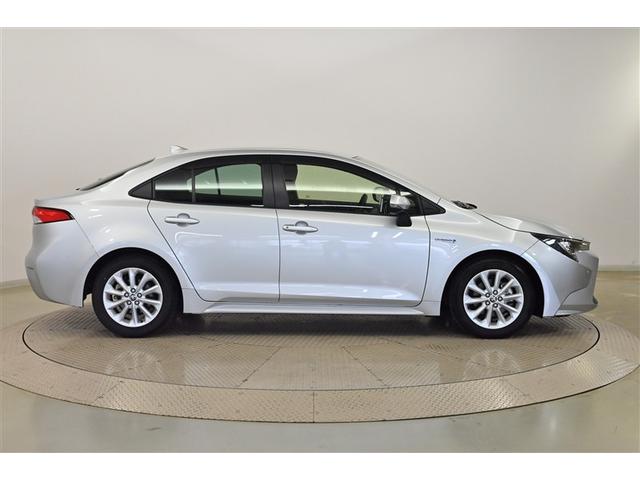 カローラ ハイブリッド　Ｓ　スマートキ　横滑り防止機能　ＬＥＤヘッドライト　ミュージックプレイヤー接続可　点検記録簿　盗難防止装置　ワンオーナー　キーレス　オートエアコン　クルコン　リヤカメラ　メモリナビ　パワーステアリング（4枚目）