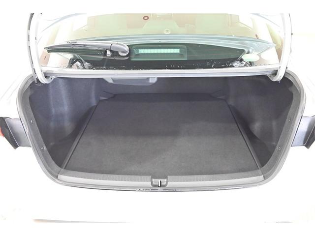 カローラ ハイブリッド　Ｓ　スマートキ　横滑り防止機能　ＬＥＤヘッドライト　ミュージックプレイヤー接続可　点検記録簿　盗難防止装置　ワンオーナー　キーレス　オートエアコン　クルコン　リヤカメラ　メモリナビ　パワーステアリング（13枚目）