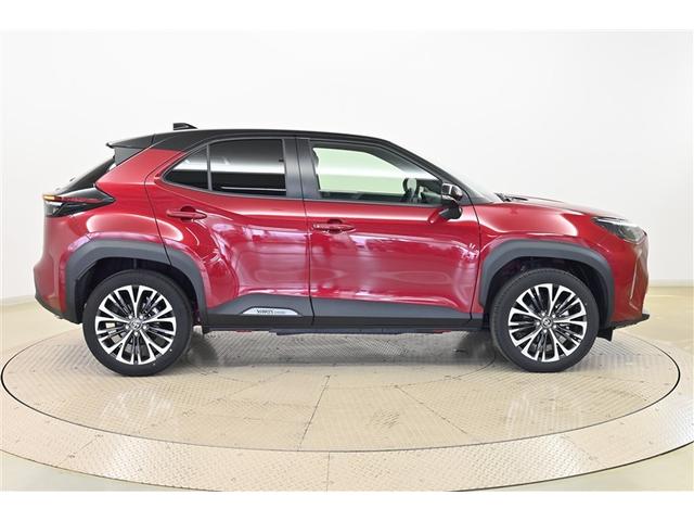 ヤリスクロス ハイブリッドＺ　インテリジェントキー　アルミホイル　ＬＥＤライト　リアカメラ　クルーズコントロール　整備記録簿　横滑り防止システム　ＴＶ　電動シ－ト　パワステ　オートエアコン　キーフリー　ハーフレザーシート　ＡＢＳ（4枚目）