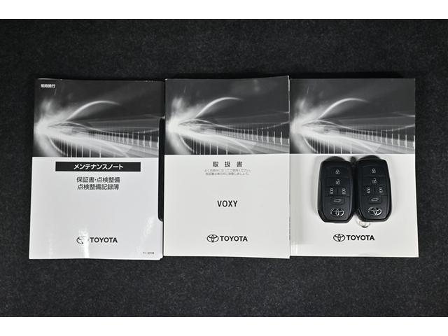 ヴォクシー ハイブリッドＳ－Ｚ　パワーウィンドウ　ＤＶＤ再生機能　インテリキー　横滑防止装置　地デジＴＶ　アクティブクルーズコントロール　１オナ　フルオートエアコン　リアカメラ　エアバッグ　ＡＢＳ　１００Ｖ充電　ナビＴＶ　ＷＡＣ（16枚目）
