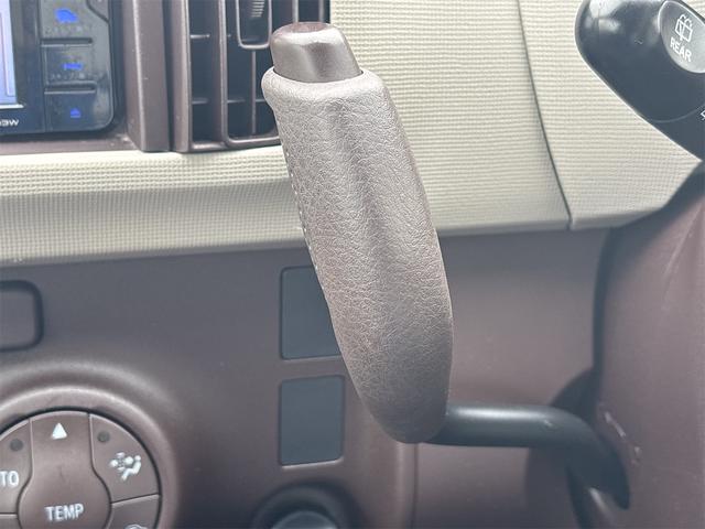 パッソ プラスハナ　ＥＴＣ　バックカメラ　ナビ　ＴＶ　ＨＩＤ　スマートキー　電動格納ミラー　ＣＶＴ　衝突安全ボディ　ベンチシート　ＡＢＳ　エアコン　パワーステアリング　パワーウィンドウ（9枚目）