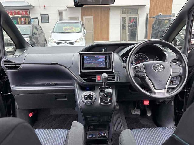 ヴォクシー ZS ドライブレコーダー ETC バックカメラ ナビ 両側電動スライドドア オートライト LEDヘッドランプ スマートキー アイドリングストップ 電動格納ミラー 3列シート CVT アルミホイール(3枚目)