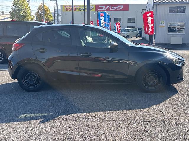 デミオ 13S ドライブレコーダー バックカメラ 衝突被害軽減システム オートライト スマートキー アイドリングストップ 電動格納ミラー AT 盗難防止システム 衝突安全ボディ ABS ESC CD DVD再生(15枚目)