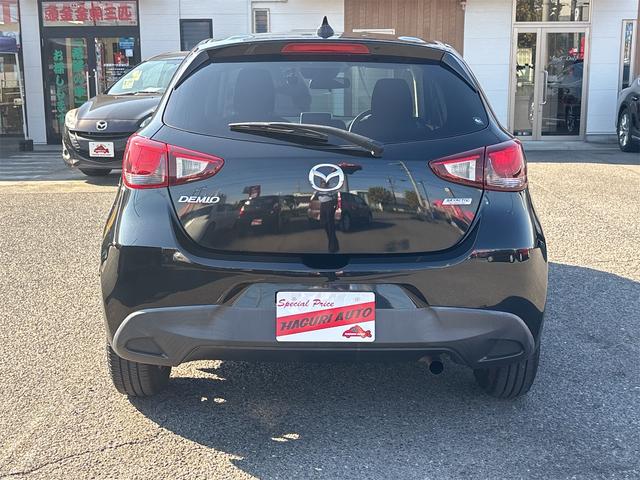 デミオ 13S ドライブレコーダー バックカメラ 衝突被害軽減システム オートライト スマートキー アイドリングストップ 電動格納ミラー AT 盗難防止システム 衝突安全ボディ ABS ESC CD DVD再生(17枚目)