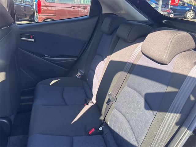 デミオ 13S ドライブレコーダー バックカメラ 衝突被害軽減システム オートライト スマートキー アイドリングストップ 電動格納ミラー AT 盗難防止システム 衝突安全ボディ ABS ESC CD DVD再生(29枚目)