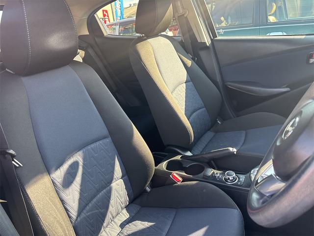 デミオ 13S ドライブレコーダー バックカメラ 衝突被害軽減システム オートライト スマートキー アイドリングストップ 電動格納ミラー AT 盗難防止システム 衝突安全ボディ ABS ESC CD DVD再生(35枚目)