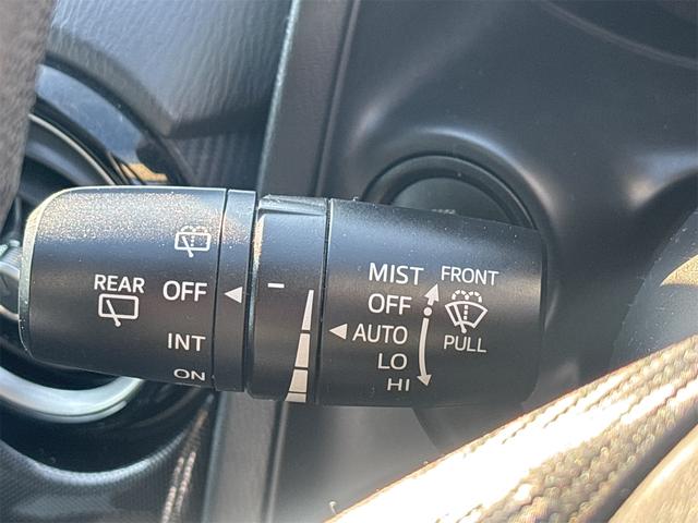 デミオ 13S ドライブレコーダー バックカメラ 衝突被害軽減システム オートライト スマートキー アイドリングストップ 電動格納ミラー AT 盗難防止システム 衝突安全ボディ ABS ESC CD DVD再生(43枚目)