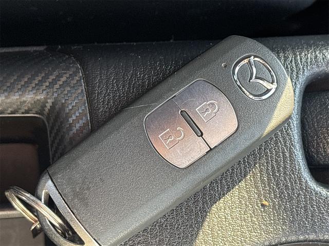 デミオ 13S ドライブレコーダー バックカメラ 衝突被害軽減システム オートライト スマートキー アイドリングストップ 電動格納ミラー AT 盗難防止システム 衝突安全ボディ ABS ESC CD DVD再生(54枚目)