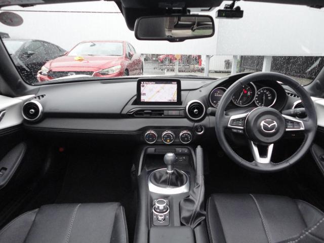 ロードスター ネイビー・トップ　衝突被害軽減システム　オートマチックハイビーム　革シート　シートヒーター　バックカメラ　オートクルーズコントロール　オートライト　ＬＥＤヘッドランプ　ＥＴＣ　Ｂｌｕｅｔｏｏｔｈ　ワンオーナー（5枚目）