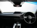左右対称なレイアウトと水平基調の造形によってクルマとの一体感が強調され、運転への意識が自然と高まっていく、心地よい空間となっています。
