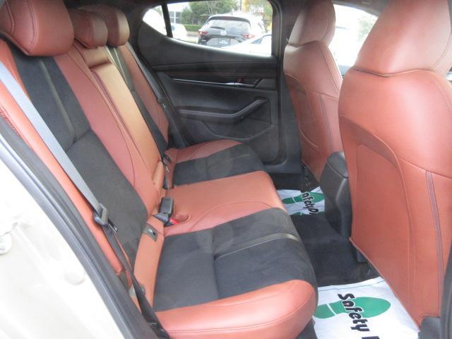 ＭＡＺＤＡ３ファストバック ＸＤ　レトロスポーツエディション　衝突被害軽減システム　アダプティブクルーズコントロール　全周囲カメラ　電動シート　シートヒーター　バックカメラ　オートライト　ＬＥＤヘッドランプ　Ｂｌｕｅｔｏｏｔｈ　展示・試乗車　ディーゼル（16枚目）