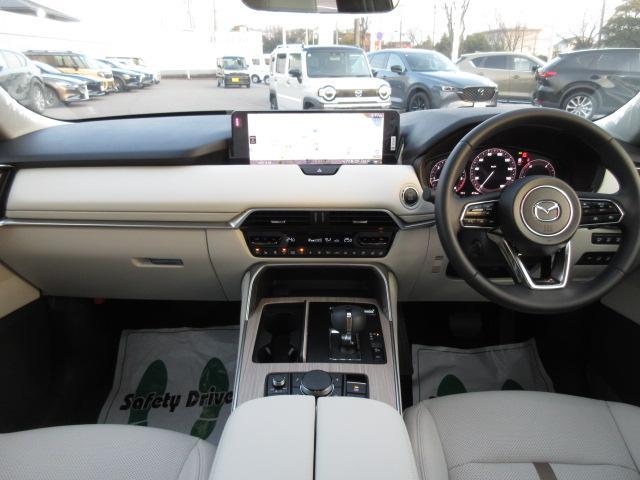 ���L�ȃC���X�g�������g�p�l���ɂ���ă��C�h�Ń��b�`�ȋ�Ԃ�\�����A�O��Ɋт������Ȍ`��̃R���\�[������͋���������������C���e���A�ƂȂ��Ă��܂��B