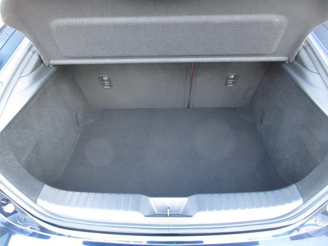 ��^�̃X�[�c�P�[�X��A��ʓI�ȃx�r�[�J�[���ςݍ��߂���p�I�ȍL������������Q�b�W���[���ł��B�㕔���Ȃ�|���΂�������̉ו���ς߂�t���b�g�ȃ��Q�b�W�X�y�[�X�ɂȂ�܂��B