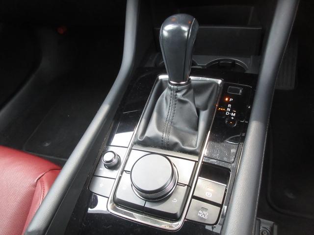 �i�r���I�[�f�B�I����_�C�����u�R���g���[���R�}���_�[�v�͎��R�Ǝ�̐G���ʒu�ɔz�u����Ă��܂��B�ڐ����O�����ƂȂ��茳�ő���ł��܂��B