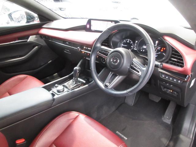 �������ʂ����I���K�����A�N�Z���y�_����㉺�O��ɒ����\�ȃX�e�A�����O�A�V�[�g���t�^�[�ȂǍœK�ȃh���C�r���O�|�W�V�����ɂ���������Ă��܂��B