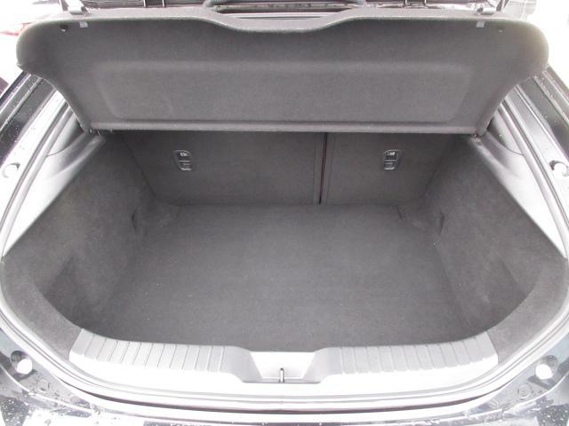 ��^�̃X�[�c�P�[�X��A��ʓI�ȃx�r�[�J�[���ςݍ��߂���p�I�ȍL������������Q�b�W���[���ł��B�㕔���Ȃ�|���΂�������̉ו���ς߂�t���b�g�ȃ��Q�b�W�X�y�[�X�ɂȂ�܂��B