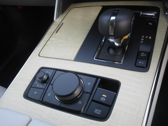 �i�r���I�[�f�B�I����_�C�����u�R���g���[���R�}���_�[�v�͎��R�Ǝ�̐G���ʒu�ɔz�u����Ă��܂��B�ڐ����O�����ƂȂ��茳�ő���ł��܂��B�܂��A�p�[�L���O�u���[�L�͓d�����ƂȂ��Ă���܂��B