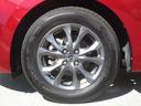 標準装備の純正15インチアルミホイール。タイヤサイズは185/65R15です。