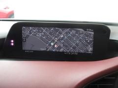 マツダコネクトの８．８インチワイドセンターディスプレイです。『Ａｎｄｒｏｉｄ　Ａｕｔｏ』『Ａｐｐｌｅ　ＣａｒＰｌａｙ』や独自のコネクテッドサービスに対応したインターフェイスシステムです。 6