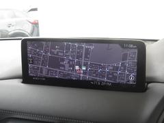 マツダコネクトの１０．２５インチワイドセンターディスプレイです。『Ａｎｄｒｏｉｄ　Ａｕｔｏ』『Ａｐｐｌｅ　ＣａｒＰｌａｙ』や独自のコネクテッドサービスに対応したインターフェイスシステムです。 5