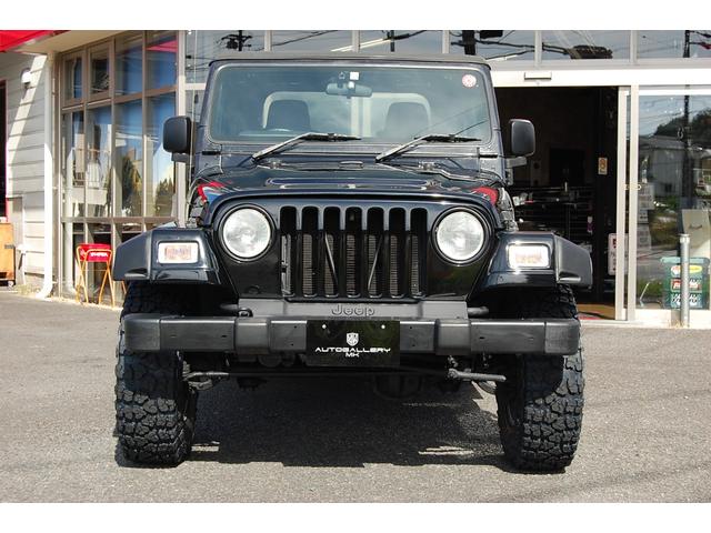 ジープ・ラングラー スポーツ 5速マニュアル!新作ホイールXJ08グロスマシーンド新品!タイヤX-MT5本新品!ソフトトップ リフトアップ ポケットスタイルフェンダーフレア クリアーウインカーレンズ新品!(2枚目)