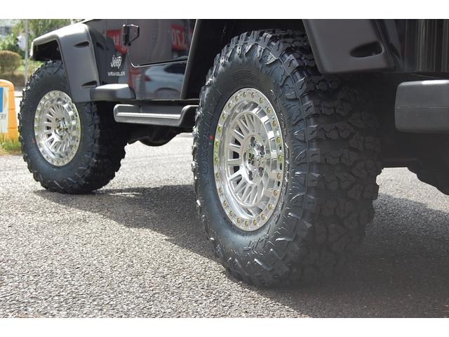 ジープ・ラングラー スポーツ 5速マニュアル!新作ホイールXJ08グロスマシーンド新品!タイヤX-MT5本新品!ソフトトップ リフトアップ ポケットスタイルフェンダーフレア クリアーウインカーレンズ新品!(7枚目)