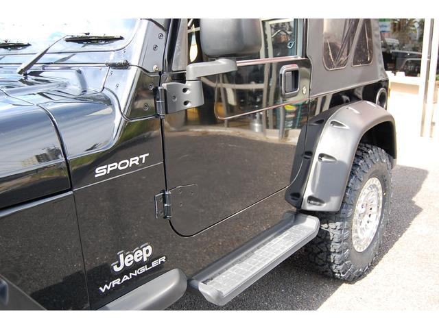 ジープ・ラングラー スポーツ 5速マニュアル!新作ホイールXJ08グロスマシーンド新品!タイヤX-MT5本新品!ソフトトップ リフトアップ ポケットスタイルフェンダーフレア クリアーウインカーレンズ新品!(17枚目)