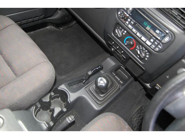 ジープ・ラングラー スポーツ 5速マニュアル!新作ホイールXJ08グロスマシーンド新品!タイヤX-MT5本新品!ソフトトップ リフトアップ ポケットスタイルフェンダーフレア クリアーウインカーレンズ新品!(40枚目)