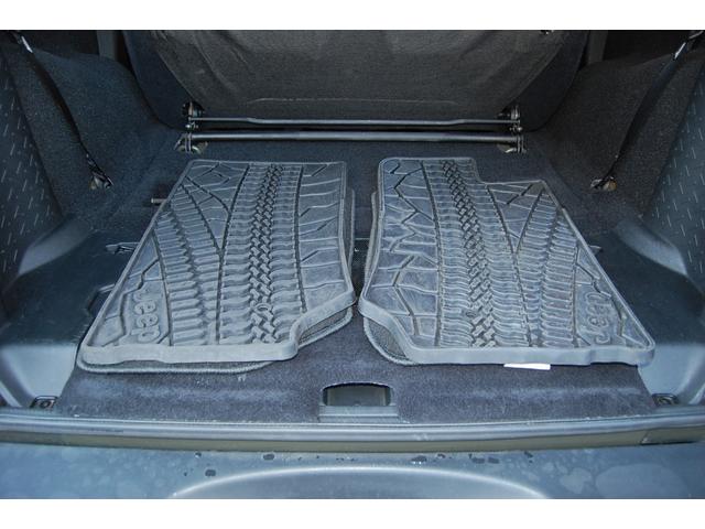 ジープ・ラングラー サハラ　サハラ　タンククリアコート　２ドア後期モデル　３．６Ｌエンジン　オーバーフェンダー、ハードトップ同色塗装　カーハート専用サンシェード（54枚目）