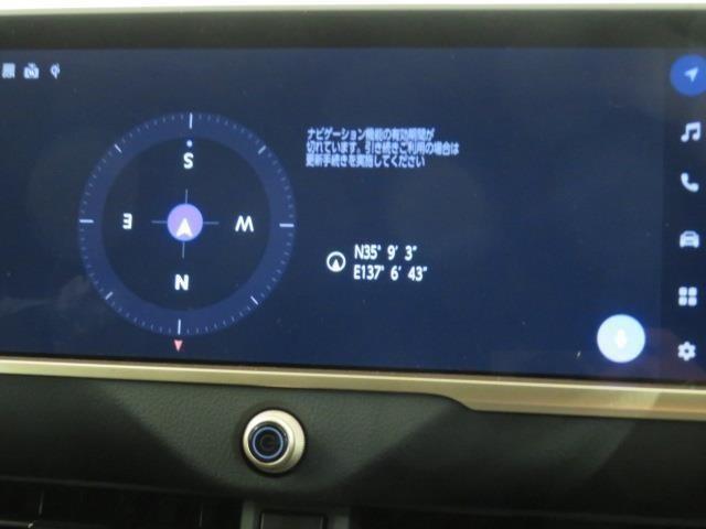 クラウンクロスオーバー Ｇアドバンスド・レザーパッケージ　衝突被害軽減システム　フルセグ　バックカメラ　ＥＴＣ　ミュージックプレイヤー接続可　革シート　電動シート　オートクルーズコントロール　ＬＥＤヘッドランプ　スマートキー　キーレス　４ＷＤ　ハイブリッド（7枚目）