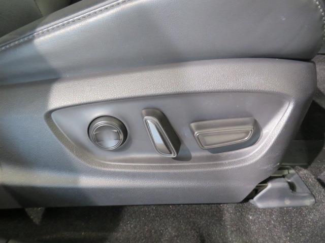 クラウンクロスオーバー Ｇアドバンスド・レザーパッケージ　衝突被害軽減システム　フルセグ　バックカメラ　ＥＴＣ　ミュージックプレイヤー接続可　革シート　電動シート　オートクルーズコントロール　ＬＥＤヘッドランプ　スマートキー　キーレス　４ＷＤ　ハイブリッド（28枚目）