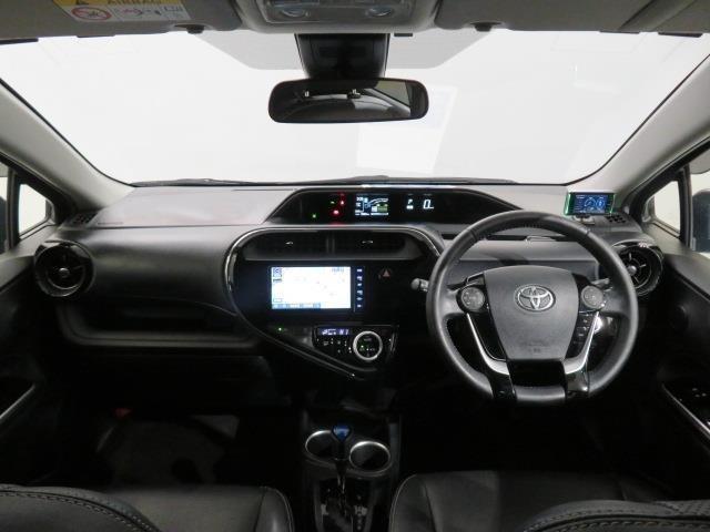 シンプルながら機能性あふれる運転席廻りです。視界性もよく、運転しやすいですよ。