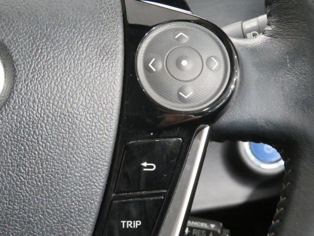 【ステアリングスイッチ】右です。ハンドルから手を離さず、運転に集中したまま手元でマルチインフォメーションディスプレイ内の表示切替などができます。