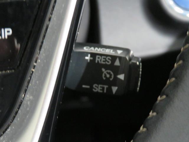 高速道路での長距離走行が楽になります。自動で速度を保つクルーズコントロールが、衝突軽減システムと連動し、前方の車両を検知して車間距離を保つように速度調整をしてくれます。